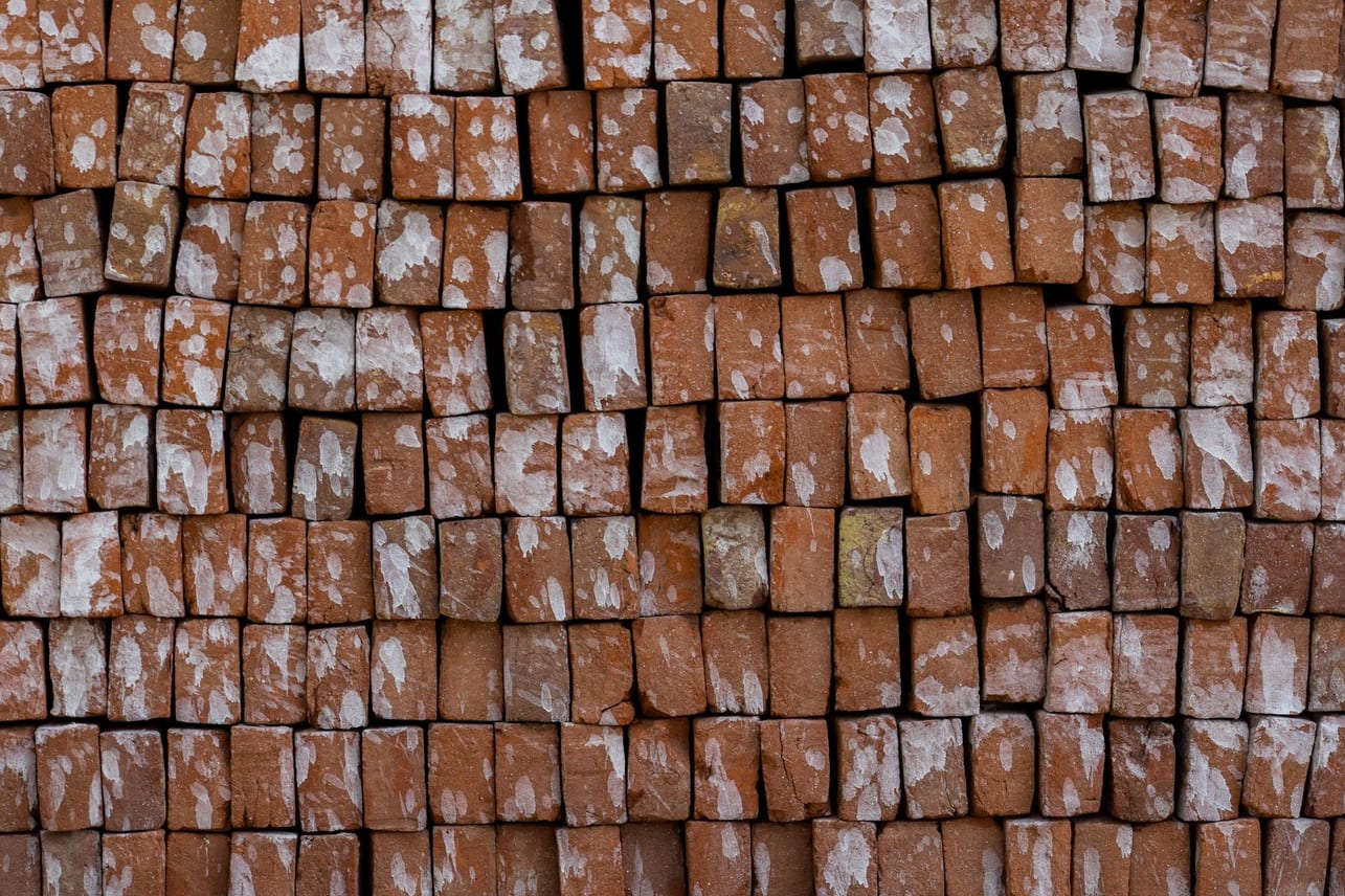 Tijolos de cerâmica vermelha empilhados prontos para uso